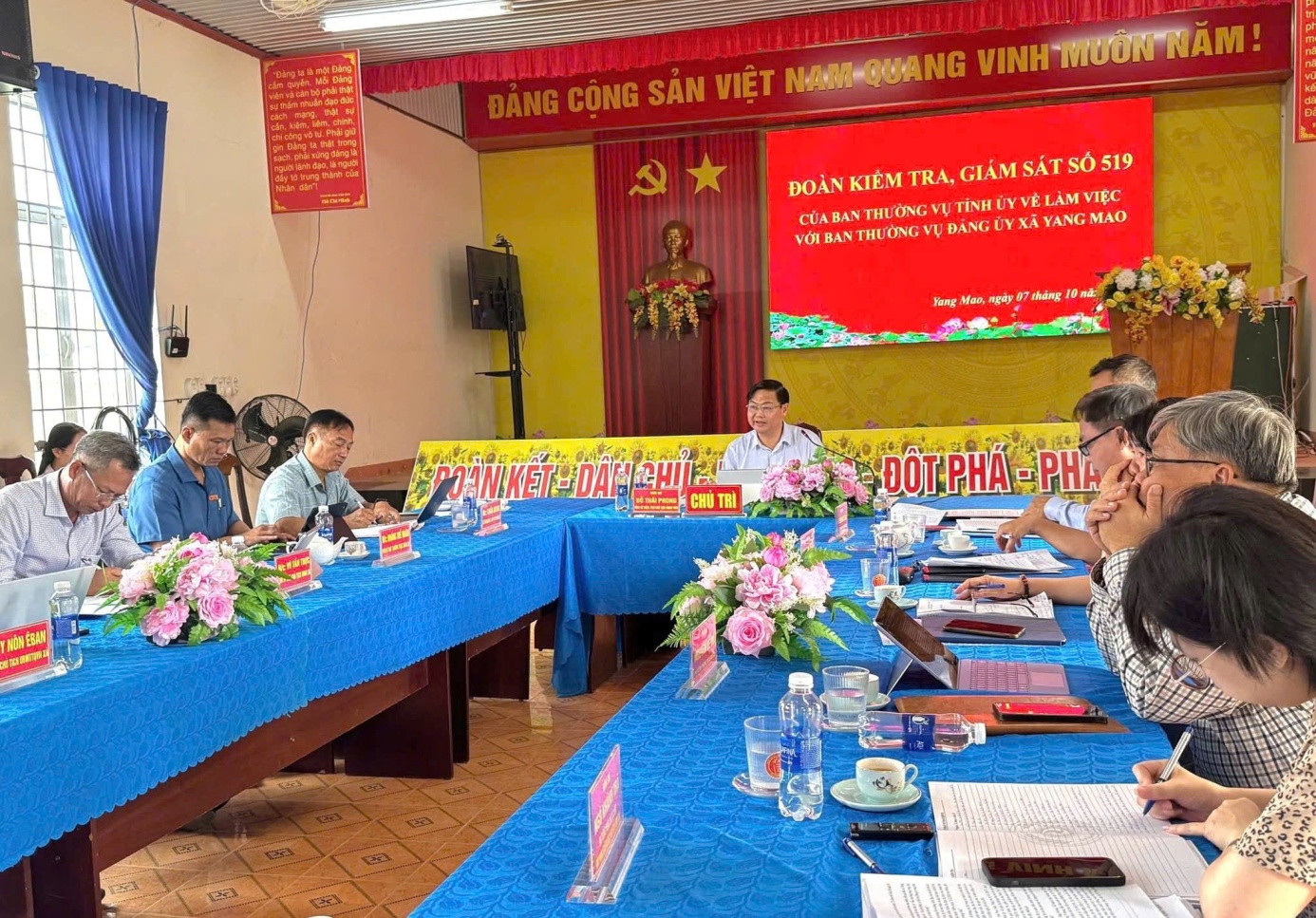 Đoàn Kiểm tra, giám sát số 519 làm việc với Đảng ủy xã Yang Mao